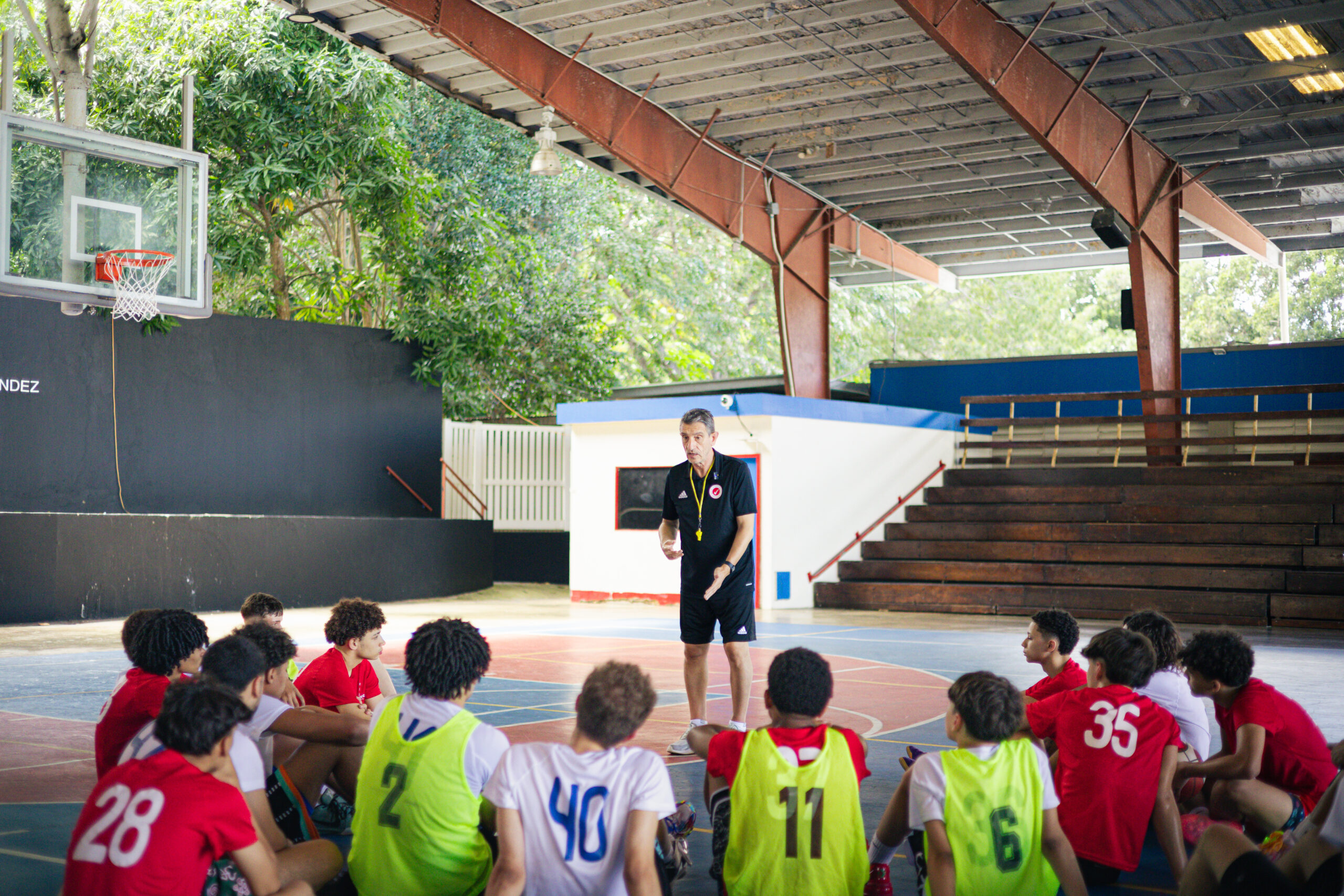 Entrenador explicando ejercicios de baloncesto